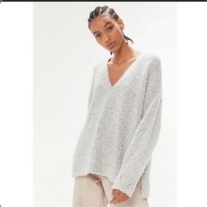 UO Rosie Cozy V-Neck Pullover Sweater Light Grey Medium